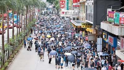 香港大批民众发起游行，反对港区国安法及《国歌法》游行。（档案照）