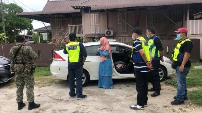警方逮捕其中一名前往友人家参与开斋节拜访活动的年轻女子。（图取自网络）