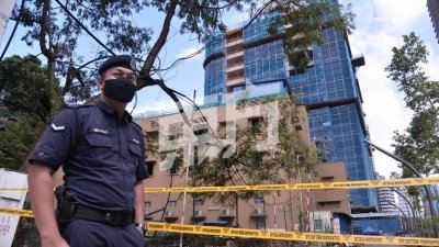 吉隆坡一建筑工地有外劳疑似确诊，警方封锁现场进行调查。（摄影：曾钲勤）