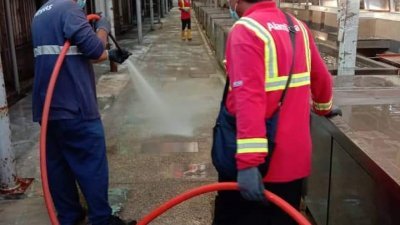 隆市政局与阿南弗拉人员，持续为拉惹柏巴刹（Pasar Raja Bot）进行清理消毒工作。（图取吉隆坡市政局面子书专页）