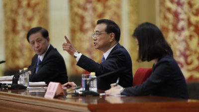 中国总理李克强周四在北京人民大会堂出席记者会，并回答中外记者提问。（图取自中新社）