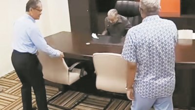 网络视频显示，沙鲁丁（左）周五出现在土团党总部，并与敦马哈迪会面。