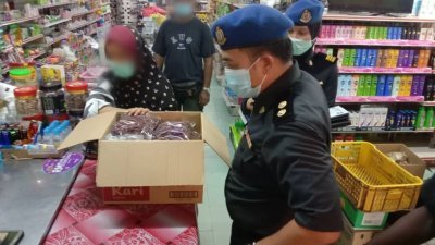 贸消局在中霹雳发现杂货商贵卖辣椒干。