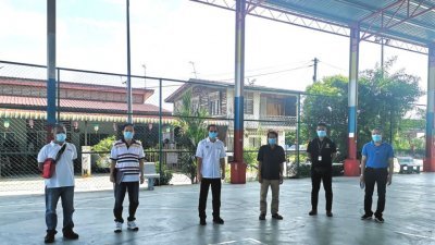 陈润辉（左3起）和巫春光 与官员巡视峇冬丁宜村，了解基孔肯雅症疫情。