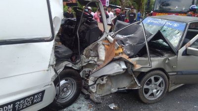 国产轿车与客货车相撞，2车头严重撞毁，造成1死2伤。