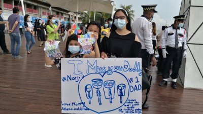 家属们不妨借由文字的力量，感谢远在新加坡的亲人为家庭付出，告诉他们“我等你回来”。