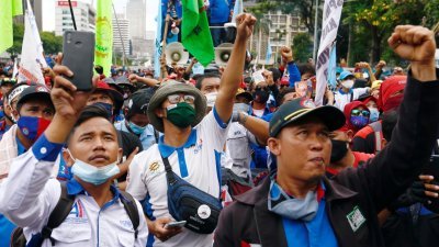 印尼10月通过新劳工法，引发全国连日大规模抗议。数千名工人周一在首都雅加达总统府外举行集会，继续抗议该新法案。（路透社）