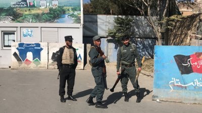 阿富汗喀布尔大学发生枪击事件，目前已有10名学生在事故中不幸丧生。图为手持重械的阿富汗警察在事发现场附近戒备。（路透社）