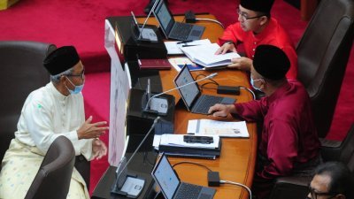 巫统州议员三苏丁（前排）、英然（后排左起）及扎卡利亚继续穿著马来服装出席第二天雪州议会，引起关注。