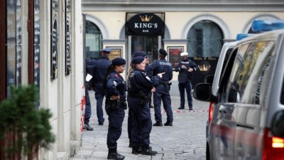 奥地利维也纳市中心6个不同地点在当地时间周一晚发生枪击案后，警方周二在维也纳一处地点执勤。（图取自路透社）