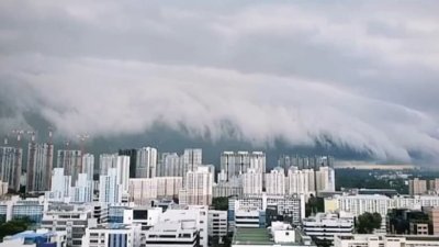 网民在新加坡红山拍到弧状云，大片云朵在阴沉沉的上空翻动。