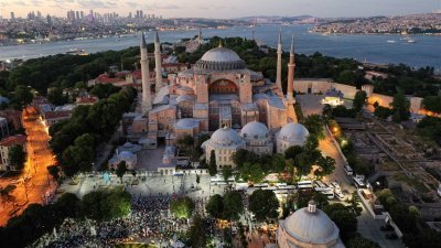 专家指出，若未在预料中的“伊斯坦布尔大地震”前完成都巿更新，1/3个伊斯坦布尔将化为乌有。图为世界遗产圣索菲亚。