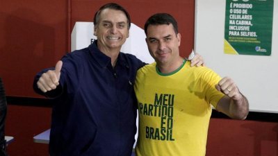 巴西总统博索纳罗（左）家族卷入贪污疑云，其39岁的长子弗拉维奥（右）矢口否认，声称为政治迫害。（图取自路透社）