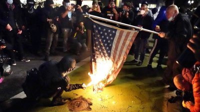 摩特诺玛县警长办公室宣布出现暴乱，抗议群众焚烧国旗。