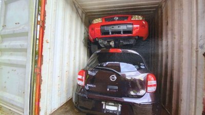 柔关税局从巴西古当的货柜仓库起获非法进口的二手轿车。