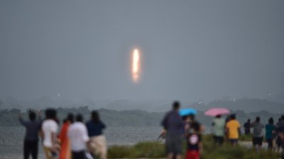 印度周六成功在斯利哈里柯塔岛的达万太空中心，发射搭载10颗卫星的C49极轨卫星运载火箭升空，吸引当地居民到海滩观看。