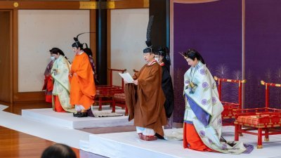 日本天皇德仁（右2）周日在皇宫举行的“立皇嗣之礼”上，正式宣布穿上皇太子装束“黄丹袍”的胞弟、秋筱宫文仁亲王（左2）为皇位继承人。（路透社）