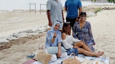 雪芙拉（前排左）在有条件行动管制令期间与友人结伴到海边野餐，遭到网民抨击。  