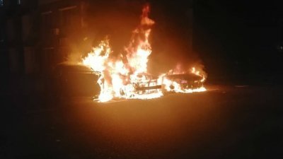 百万镇商业区三辆轿车无故起火燃烧，事故没有造成人命伤亡。（图：柔州消拯局提供）