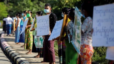 缅甸巩发党支持者周三在该国首都内比都举行示威，表明不接受选举结果。（图取自路透社）