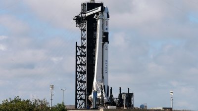 “龙”太空船已在佛罗里达州卡纳维拉尔角的肯尼迪航天中心准备就绪。（路透社）