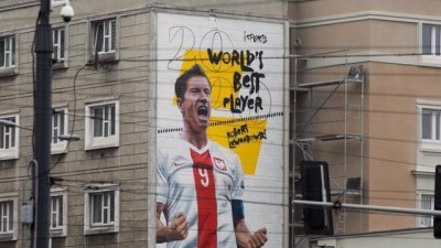 拜仁慕尼黑中锋莱万多夫斯基当选媒体《Sports.ru》评出的2020年最佳球员，主办方在华沙画上了他的巨幅壁画。