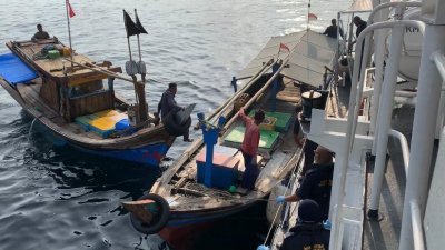 巡逻艇截停渔船和调查渔民。