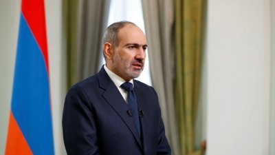 亚美尼亚与阿塞拜疆在今年9月底，因纳卡地区主权争议而重新爆发武装冲突，而在俄国多次出面调解下，才在本月10日签订全面停火协议。这是亚美尼亚总理帕希尼扬周四在首都埃里温，发表全国讲话。 （图取自路透社）