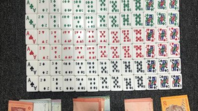 波德申警方向媒体展示，当场充公的物品，包括一张桌子、4张椅子、112颗“拉米麻将”、两颗骰子，以及1440令吉现金。