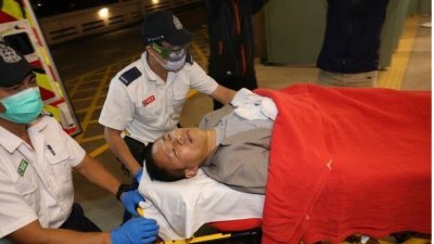 中国富豪钱峰雷上周六在香港湾仔被砍伤，并紧急送医，他随即于周一在报章悬红缉凶。