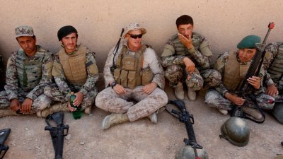 美国宣布在明年1月中旬前，减少驻守在阿富汗和伊拉克的美军，并在5月前撤走所有在阿富汗的美军。图为2017年7月5日，在阿富汗赫尔曼德省的一次训练中，美国海军陆战队与阿富汗国民军（ANA）士兵会谈。