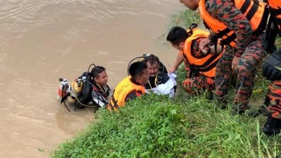 一名18岁巫裔少年不知何故坠入湍急的河流中，消拯人员经过约2小时搜寻后，终于寻获少年冰冷的遗体。（摄影：柔消拯局提供）