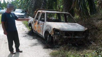 警方重返案发现场视察遭焚毁的轿车。