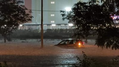 怡保华林市大永旺霸市外的升旗山北路，灾情最为严重，有多辆轿车被浸在水中。（相片取自网络）