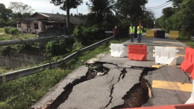 9月初降雨量高，造成甘榜瓜拉巴希里尔路的马路桥梁遭受严重破坏与坍陷。