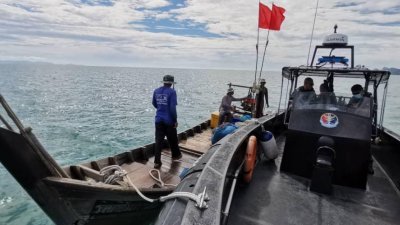大马海事执法机构驱逐非法闯入我国海域的泰国渔船。