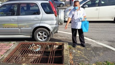 赖国平巡视甲抛峇底旧街场，发现沟盖年久没有更换，盖面生锈和损坏。  