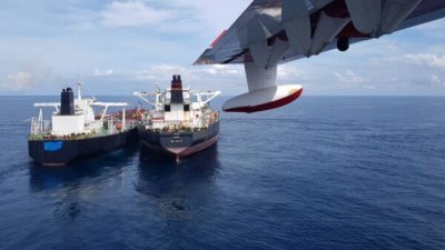 军机执行例常监察时，在关丹以东43海里处发现一艘越南渔船，并在90海里处发现2艘油槽船。