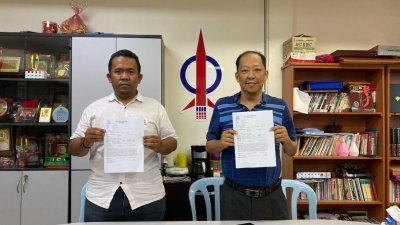 沙兹万（左）与傅恿良促请，马华柔州联委会重新考虑与推举峇株巴辖市议员代表。