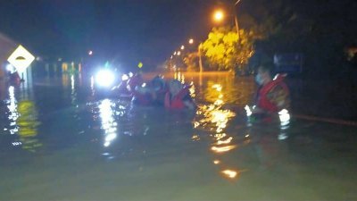 斯里迪沙基波住宅区周日晚发生的水灾情况严重，部分地区的水位高达一公尺，消拯人员必须拉绳涉水，疏散灾黎。