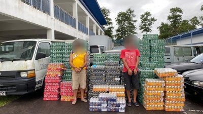 两名男子涉嫌匿藏及走私230箱总值32万8700令吉的各类牌啤酒，结果遭逮捕。
