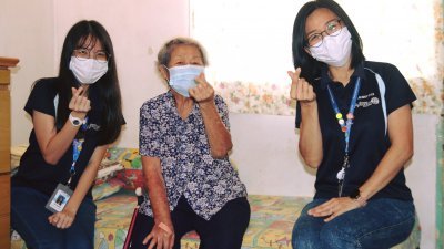 92岁华裔老妇（中）获得槟安医院的医疗援助，免费进行关节置换手术后，如今已行动自如。