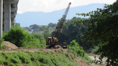 水利灌溉局已经展开挖沙及加深河床工程。
