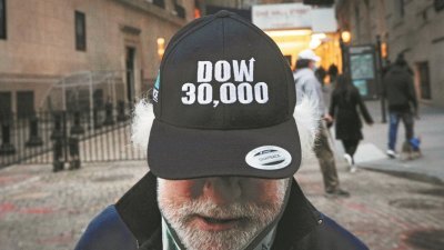 交易商头戴道指3万点帽子，庆祝美股创新高。