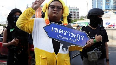 外号“企鹅”的泰国学运领袖巴利，穿著鸭子装参与周三的示威，要求国王交出王室资产控制权。巴利是其中一名被警方指控涉嫌冒犯君主的示威领袖。（图取自路透社）