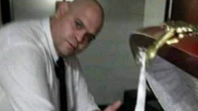 殡仪馆工作人员迭戈-莫利纳因为上载了一张与马拉多纳遗体的“自拍”照片，而丢掉了饭碗。