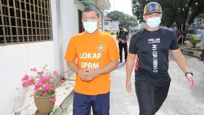 嫌犯（左）涉嫌向霹雳州秘书署提供虚假资料，周六被带往法庭申请延扣助查。