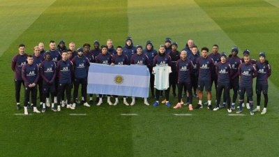 法甲豪门巴黎圣日曼在训练课中举起阿根廷国旗和马拉多纳的战袍，悼念逝世的马拉多纳，但伊卡尔迪（前排左7）此时却露出诡异的笑容......