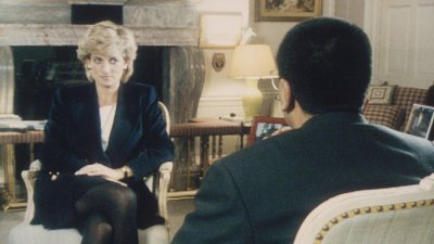 英国已故戴安娜王妃1995年接受BBC记者巴希尔在时事节目《广角镜》（Panorama）访问时，已跟王储查尔斯王子分居。
