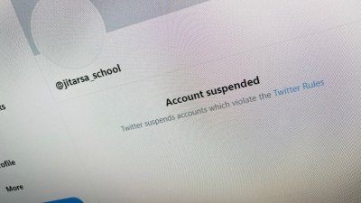 推特网站显示，泰国挺君主制帐号@jitarsa_school已遭停用。（图取自路透社）